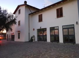 Casa con camino e biliardo, hotel in San Giustino Valdarno