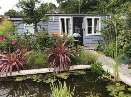 Lovely detached garden chalet, hotel in Broadstone