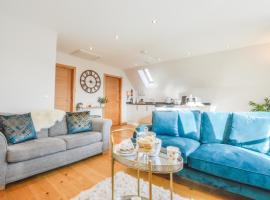 Rowan Tree Apartment - A modern, quiet hideaway with sweeping views across Oban, apartment in Oban