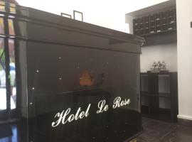 Hotel Le Rose، فندق في تيفولي تيرمي