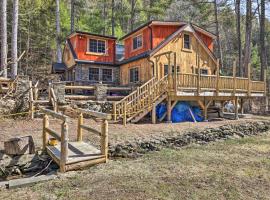 Spacious Escape with Deck and Ponds Near Skiing!，Palmerton的度假屋