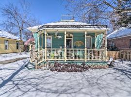 Charming Loveland Home with Yard, Walk to Dtwn!, hotel con parcheggio a Loveland