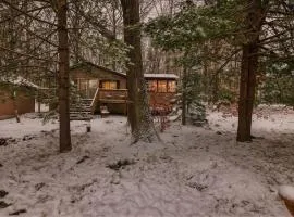2Bd Lake Access Bungalow with Hot Tub in Locust Lake