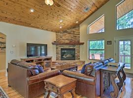 Serene Lakeside Cabin with Decks and Edler Lake Views!, μέρος για να μείνετε σε Pinetop-Lakeside