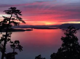 Shangri-La Oceanfront vacation home, hotel perto de Mayne Island Waterdome, Pender Island