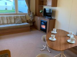 Cosy Private Caravan Romney Sands Holiday Park, hotel a New Romney