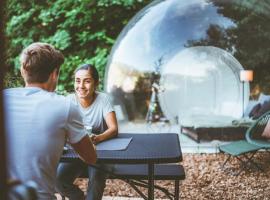 Viesnīca ar autostāvvietu Bubble-Tent Elzach inklusive Hot Tube Badefass pilsētā Elcaha