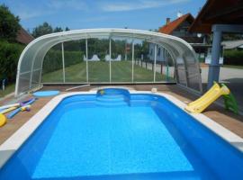 schönes Ferienhaus mit grossen Pool 250 m vom Balaton, cabaña o casa de campo en Balatonmáriafürdő