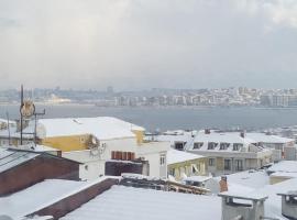 3 rooms apartment with hot tub & lake & sea view, semesterboende i Avcılar