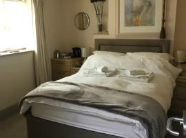 Highview Bed and Breakfast, hotel malapit sa Kingscote Barn, Nailsworth