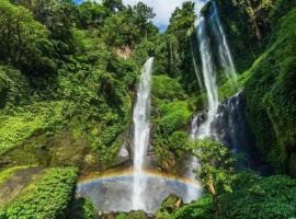 Sugi Gede Homestay, hotel a prop de Cascada de Sekumpul, a Singaraja