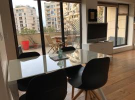 Superbe appartement 3 pièces 57 m2 avec Terrasse 33m2, hotel dengan parkir di Levallois-Perret