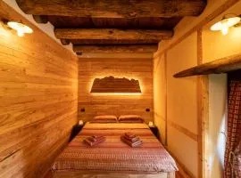 Camera in legno immersa nella natura - IDUEVAGAMONDI ospitalità rurale di montagna