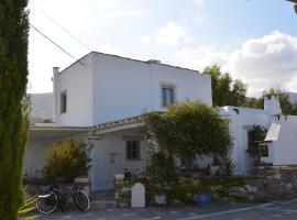 Paros Traditional Country House, cabaña o casa de campo en Parikia