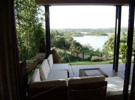 Casa con encanto frente al lago, hotel with pools in El Ronquillo