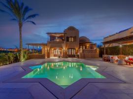 Chic 3BR Villa West Golf with Pool, Lagoon View & Guest House, rumah tamu di Hurghada