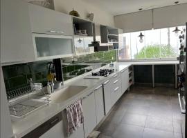 Panoramic Sea View 2 Bedroom Apartment, hotel v destinaci Byblos