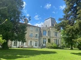 Chateau de Vaugelas - Charmant domaine près de Valence，阿利仙Valence TGV Train Station附近的飯店