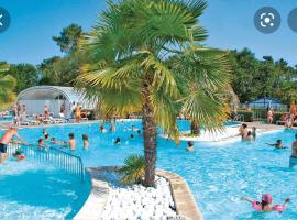 Camping les viviers Super Mobilhome, hotell i Claouey