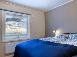 Segla Guesthouse - Lovely sea view, chalet i Fjordgård