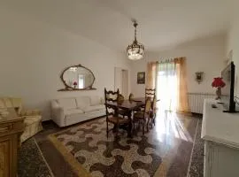 WOW HOME 2 - 175 mq - posteggio privato - davanti porto traghetti - fino a 10 posti letto - balcone