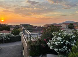 SAPHIR - Vue Mer et Montagne - WIFI FIBRE- PISCINE et GARAGE Privé, hotel per famiglie a Collioure