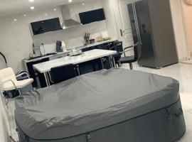 VILLA AVEC PISCINE love ROOM: Givors şehrinde bir otel