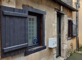 Chaleureuse petite maison de bourg, cheap hotel in Beaumont-sur-Sarthe