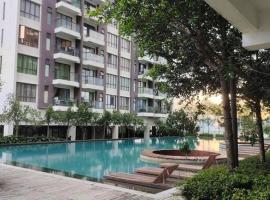 Urban360 Pool view with Netflix and wifi, hotel in Batu Caves