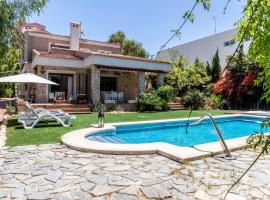 Gran Chalet céntrico con piscina y bbq privada a 5 minutos playa, hotel en Alicante