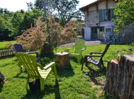 Couanac gîte familial à la campagne avec piscine, hotell med parkeringsplass i Cayriech