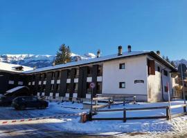 Spazioso trilocale sulle piste da sci, hotel v destinaci Folgarida