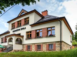 Bezručova škola, hotel ve Starých Hamrech