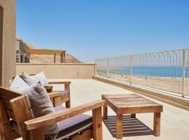 Beautiful home on the dead sea!, hotel in Ovnat