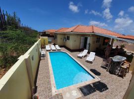 Cozy home under the Sun with Swimmingpool, hotel in Paradera