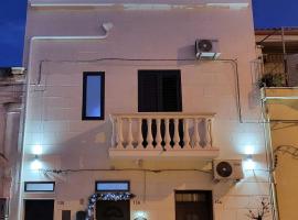 B&B WHITE HOUSE, hotel with parking in Pulsano