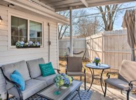 Pet-Friendly Cottage Near Lewisville Lake!、Lake Dallasのホテル