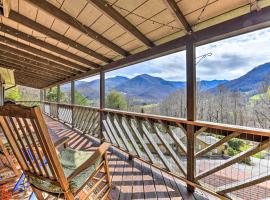 Best Location - Maggie Valley Cabin with Hot Tub!, rumah percutian di Maggie Valley