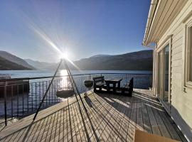 Stryn Fjord Lodge Faleide 130 ที่พักให้เช่าติดทะเลในสตรีน