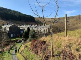 Yr Hen Siop - 4 bed welsh cottage in Snowdonia, hotel with parking in Penmachno