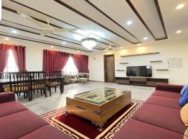 Multazam Heights, DHA Phase 8 - Three Bedrooms Family Apartments, hotel malapit sa Allama Iqbal International Airport - LHE, 