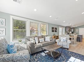 222 W Ashley - Sea Breeze - Minutes to the Ocean and Downtown Folly Beach，位于富丽海滩的酒店