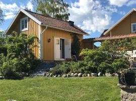 Cozy lodge at horse farm with lake and sauna, casa de férias em Hölö