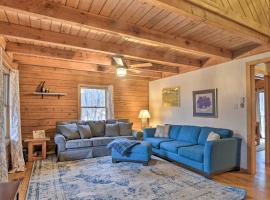 Cozy Alpine Lake Cabin with Pool and Lake Access!, cottage a Terra Alta