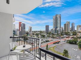 Stunning 1BR Apartment Minutes From The Sand - Fast Wifi & Spa, B&B in Gold Coast