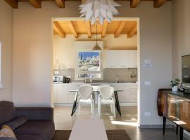 Casa con ampio terrazzo, vista lago e giardino、トスコラーノ・マデルノのホテル