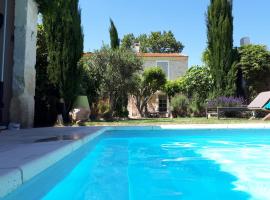 Le Mas du Chemin : mas typique des Alpilles, hotel v destinaci Paradou