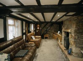 WILSONS COTTAGE - 2 Bed Classic Cottage located in Cumbria with a cosy fire, hotel familiar a Camerton