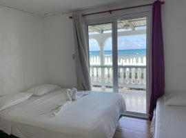 The Wave Hostel Corn Island, готель з парковкою у місті Кукурудзяний острів