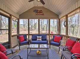 Less than 3 miles to Downtown with firepit, vacation home in Ellijay